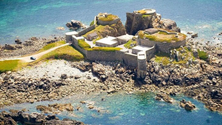 12 Islands That Were Once Thriving but Now Only Ruins Remain