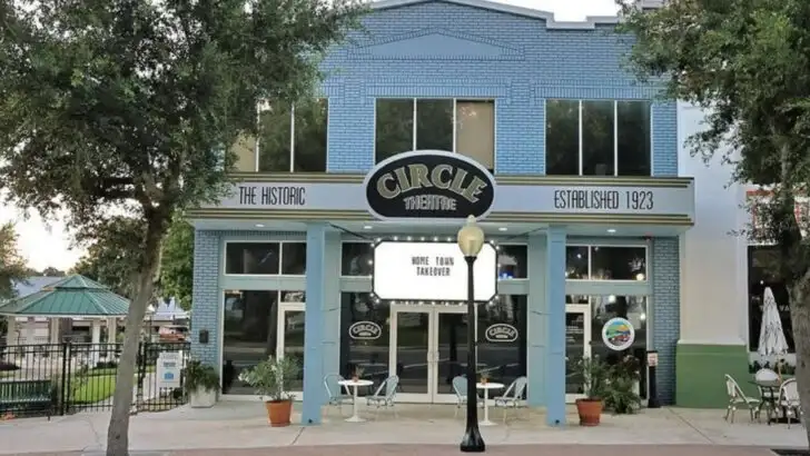 This Rare Circular City in Florida Is Built Around a Sparkling Lake and Full of Small-Town Charm