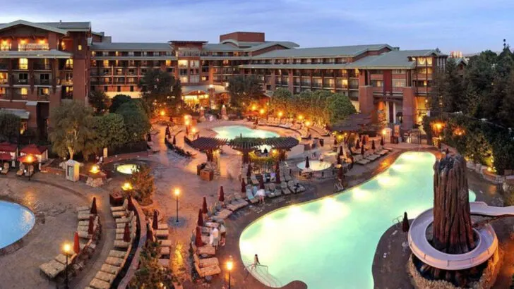 11 Best Hotels to Stay Near Disneyland You Can Walk to in Minutes