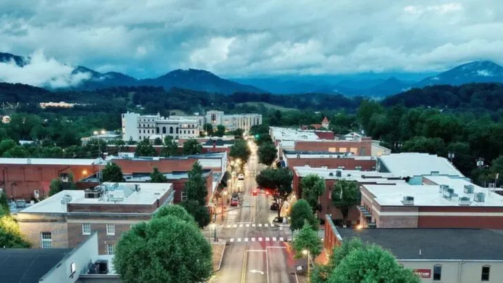 11 North Carolina Mountain Towns Locals Secretly Hope You Never Discover