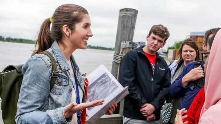 13 Travel Mistakes That Instantly Give You Away as an Obvious Tourist