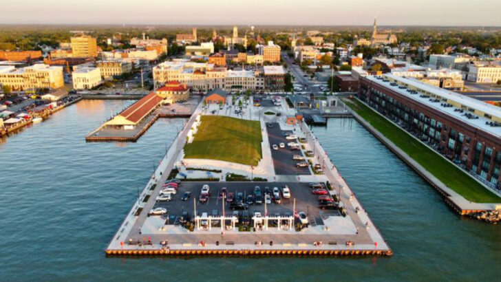 16 Great Lakes Towns Where You’ll Want to Stay Longer Than Planned