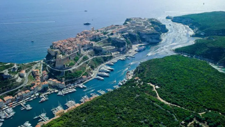 28 Picture-Perfect Clifftop Towns That Belong on Your Bucket List