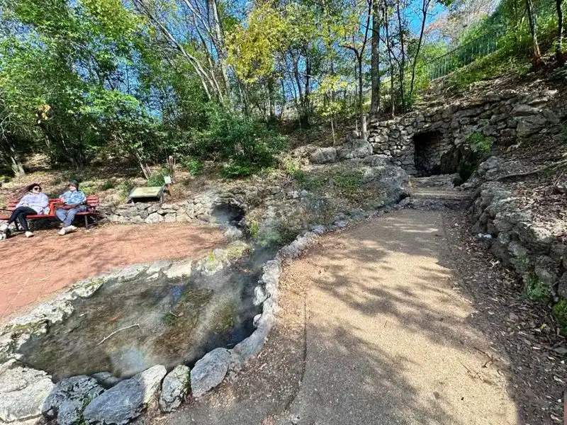 5. The Trails Start Right Behind the Bathhouses