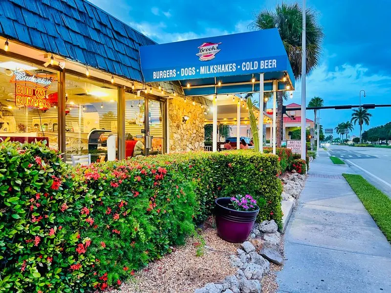 Brooks Gourmet Burgers & Dogs – Naples