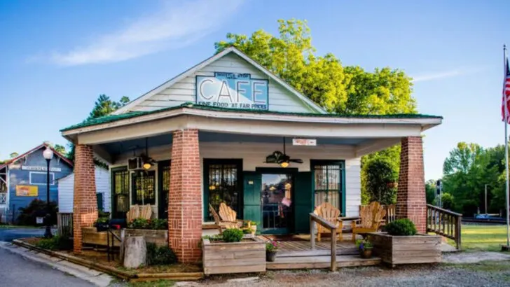 9 Small-Town Georgia Restaurants That Are Way Better Than They Look