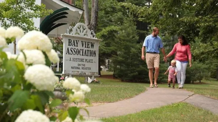 A Lakeside Michigan Town Between Traverse City and Mackinac That’s Perfect for Families and Food Lovers