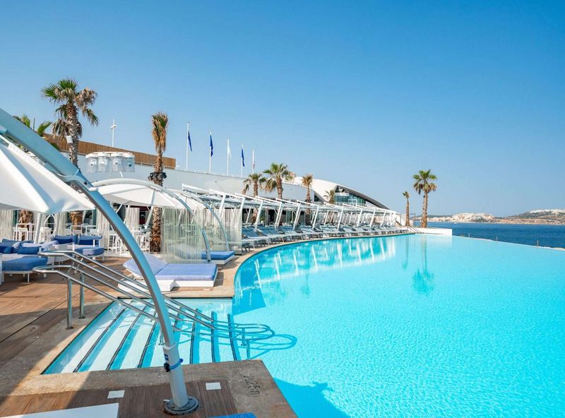 Cafés and Beach Clubs