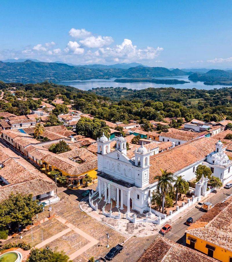 Suchitoto, El Salvador – Bougainvillea-Covered Courtyards