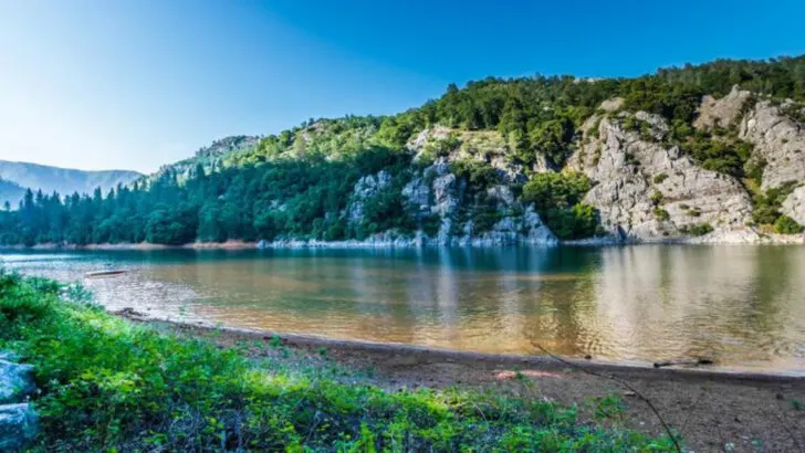 California’s Largest Man-Made Lake Offers Miles of Camping, Caverns, and Floating Getaways