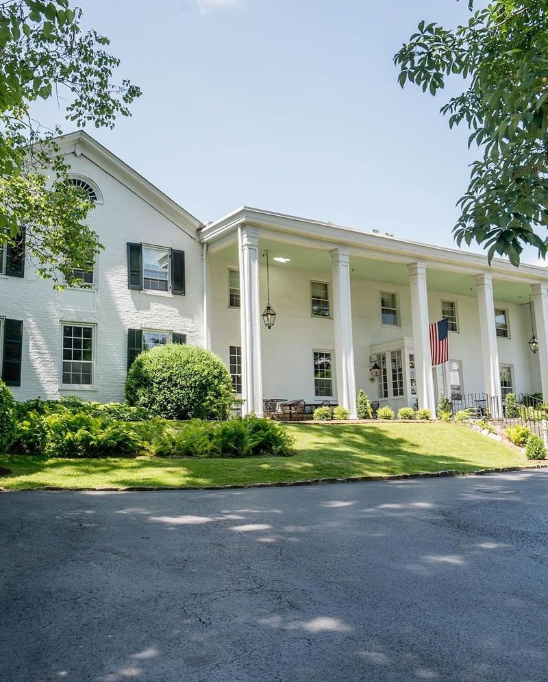 General Lewis Inn