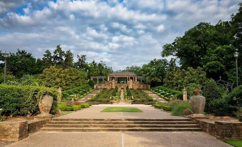 “Botanical Garden” That Was Mostly Empty Beds