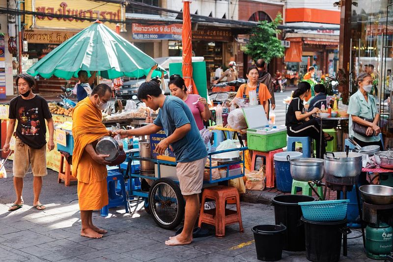 Be Polite to Street Vendors