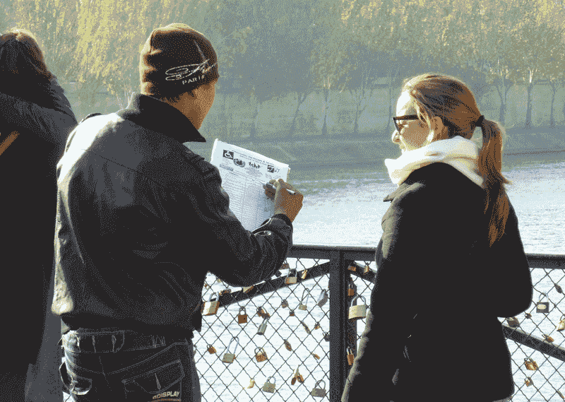 Falling for pickpocket scams near landmarks