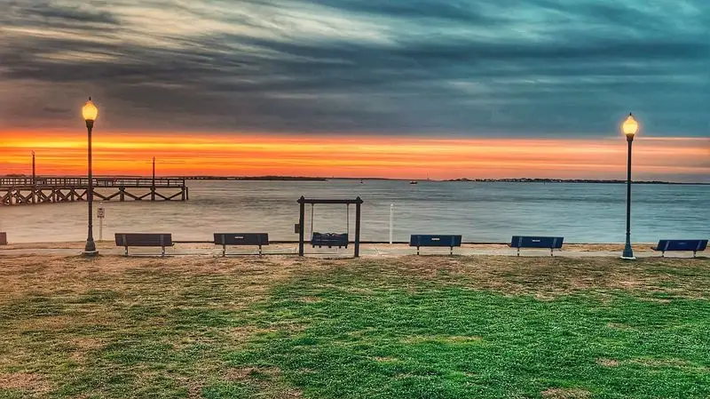 Waterfront Park: Benches, Boats, and Sea Breezes