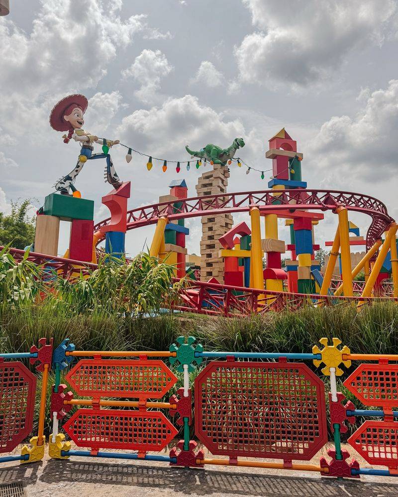 Hollywood Studios – Subtle Greenery with Focused Themes