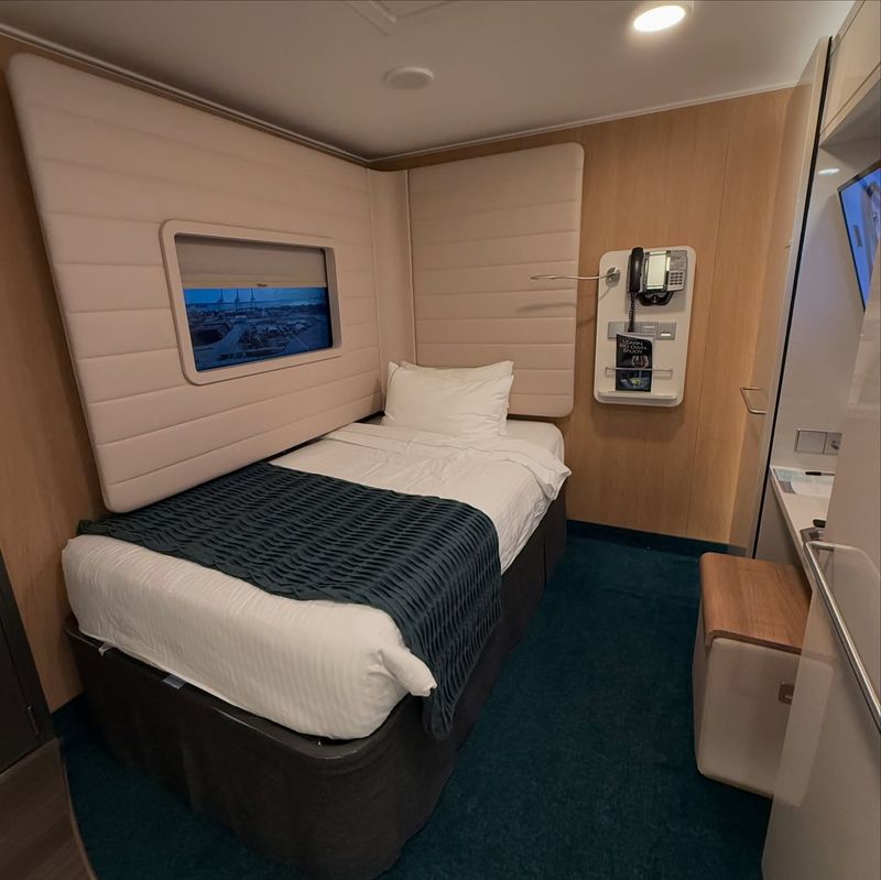 People Who Can’t Sleep in Small Cabins