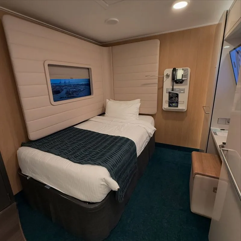 People Who Can’t Sleep in Small Cabins