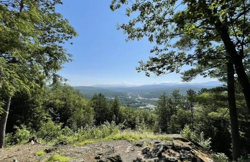 Kilburn Crags Hiking Trail