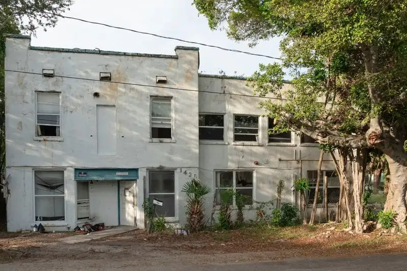 Red Flag: Neglected Exterior