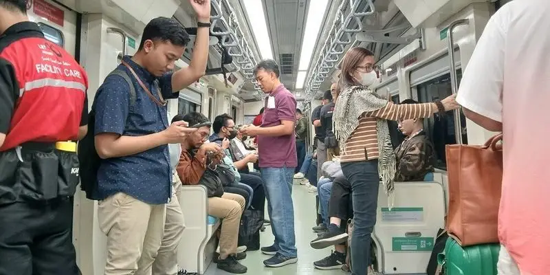 Respect the Quiet in Public Transit