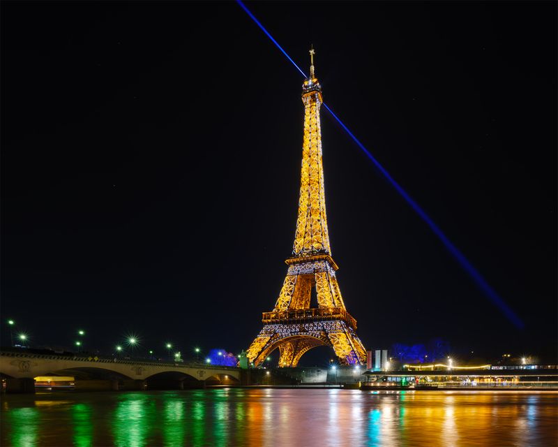 Seeing the Eiffel Tower Light Show in Paris, France
