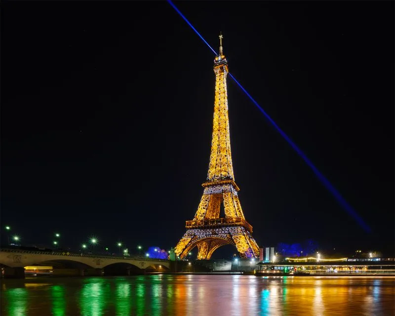 Seeing the Eiffel Tower Light Show in Paris, France