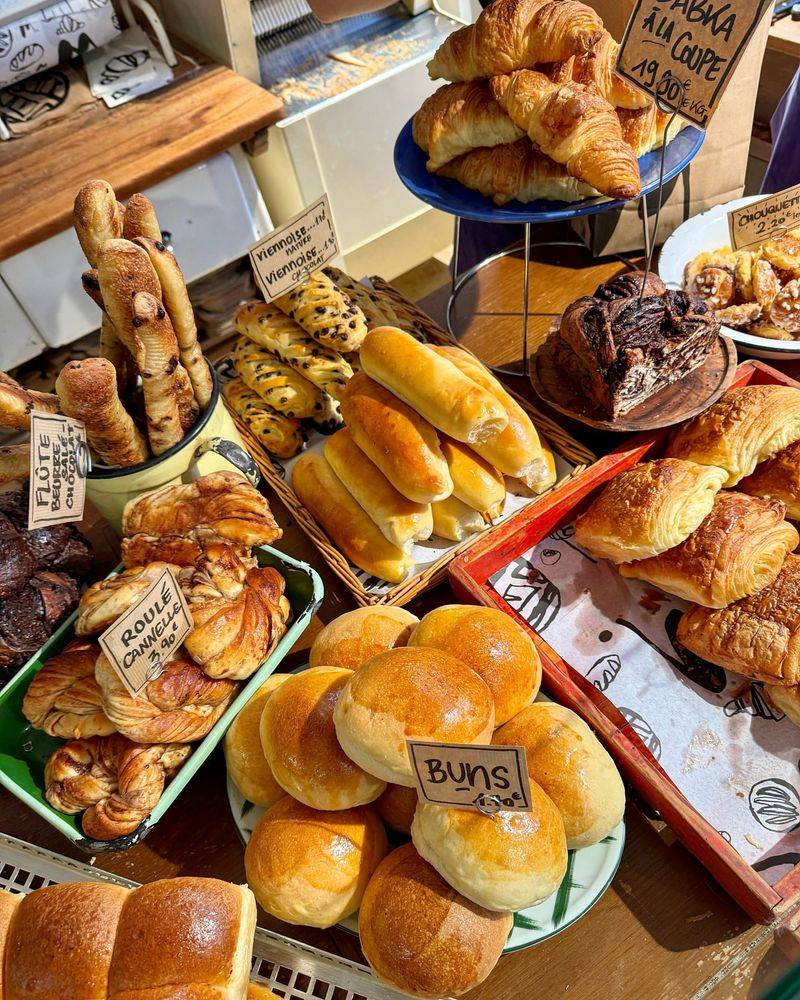 Ignoring local bakery and café etiquette
