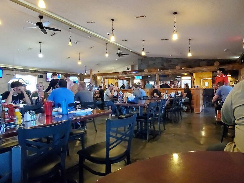 Outlaws Bar & Grill – Watford City