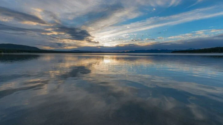 This 2.2 Million-Acre Park Might Be America’s Most Beautiful National Treasure (Yellowstone National Park)