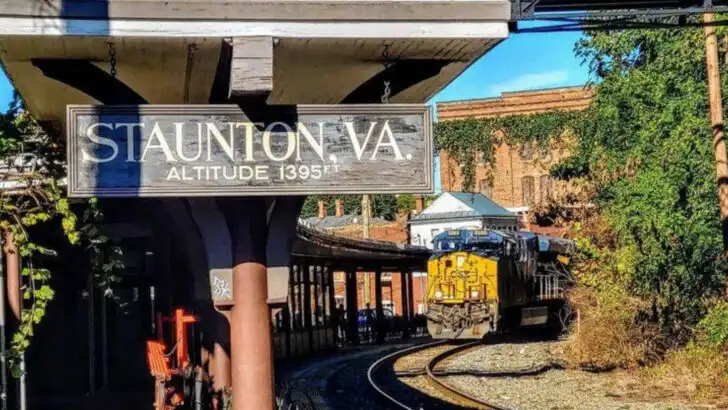 This Virginia Gem Combines Small-Town Charm With a Train Ride Into Shenandoah National Park