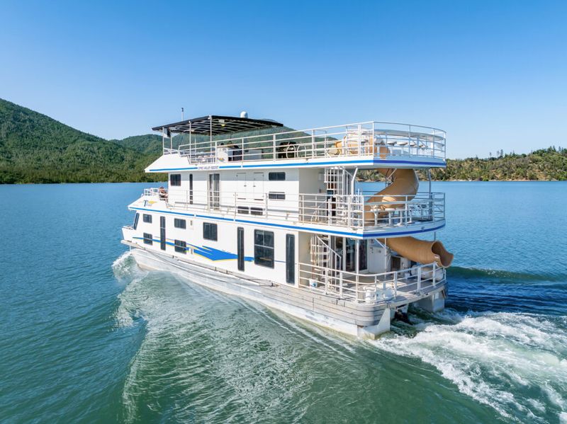 Houseboat on Lake Shasta – Water, Sun, and Zero Notifications