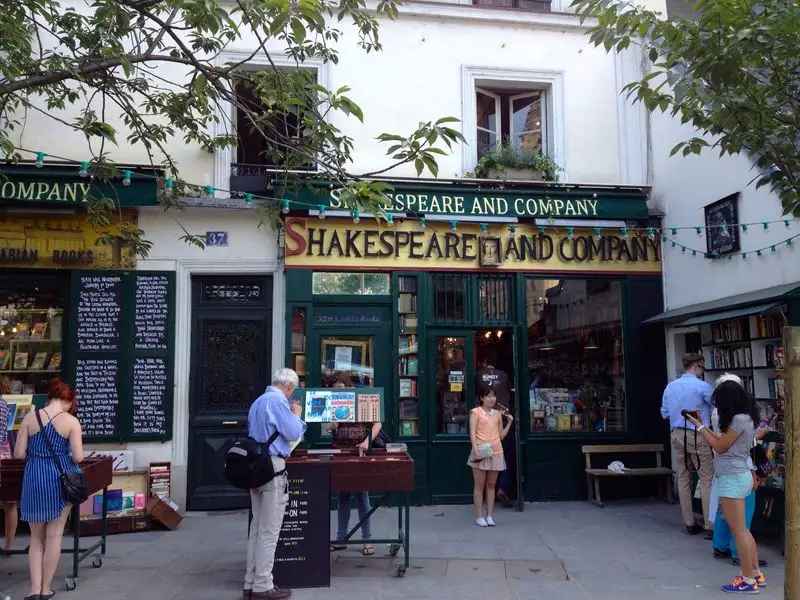 Explore the Latin Quarter’s Bookshops and Cafes