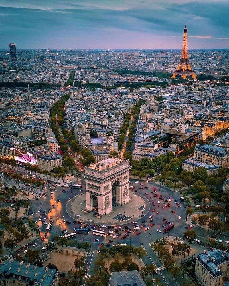 Eating near major tourist spots (especially around Champs-Élysées)