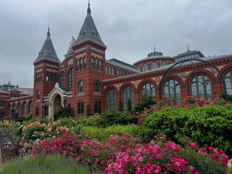 Smithsonian Gardens – Seasonal Blooms and Themed Areas