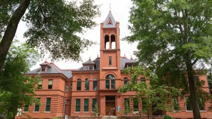 Between Atlanta and Savannah Lies a Georgia Town With Southern History, Farm Stays, and Small-Town Charm