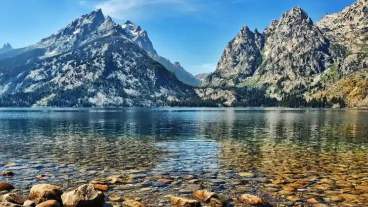 20 American Lakes Known for Their Clear Water