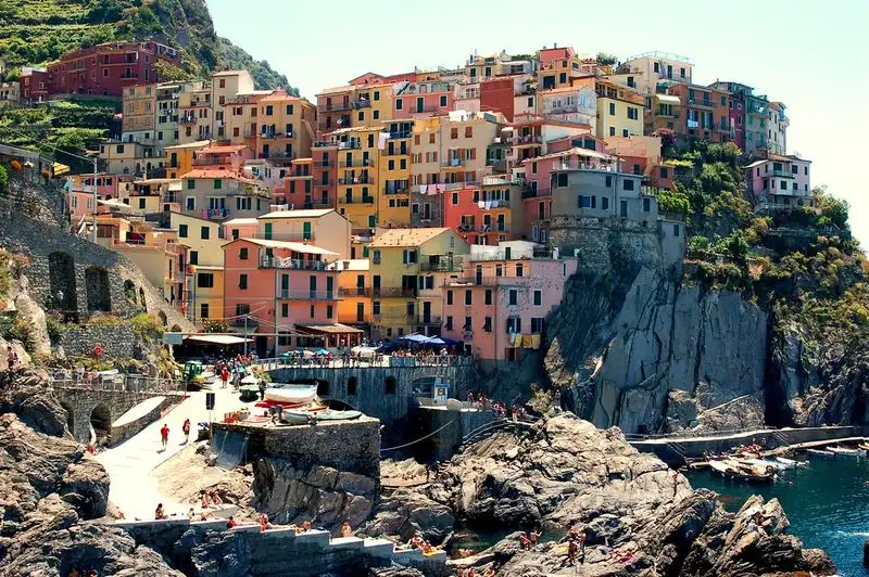 Manarola, Cinque Terre — Colorful Charm Beyond the Crowds