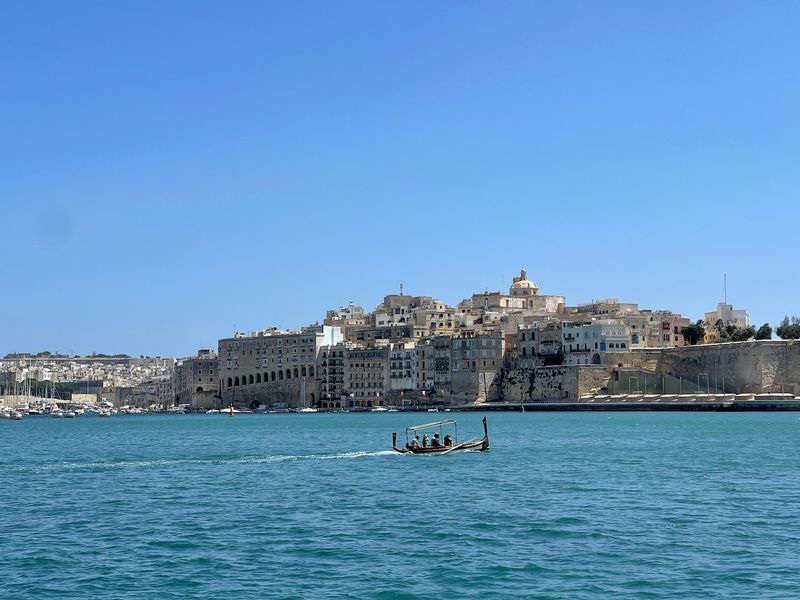 Walkable to Ferries and Day Trips