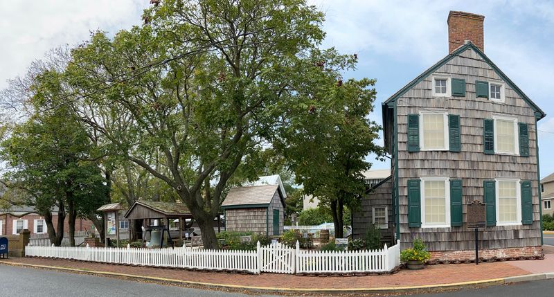 Visit Cannonball House Maritime Museum
