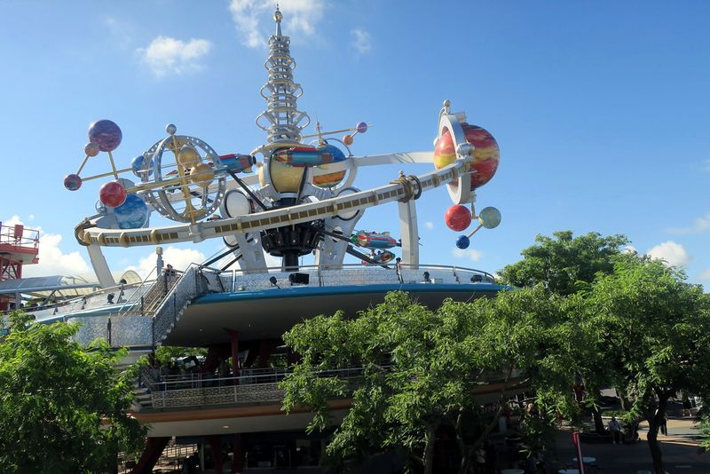 Prioritize Thrill Rides and Techy Experiences
