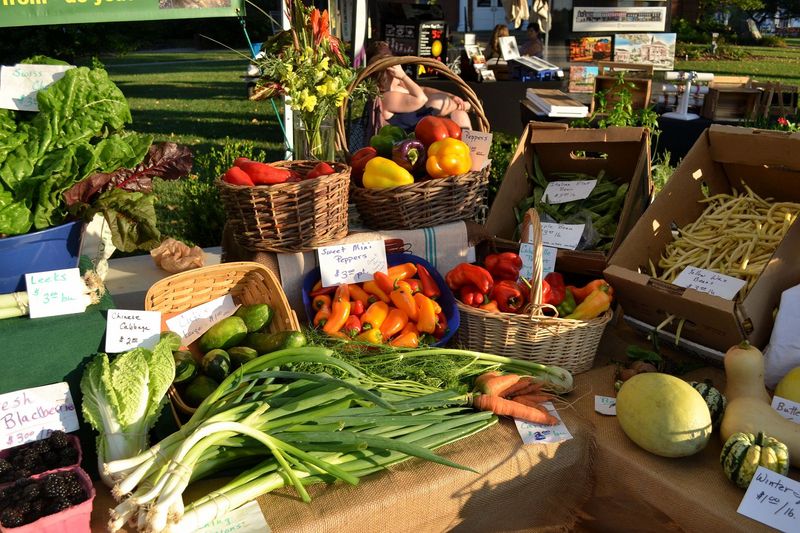 Farmers & Artisan Market (seasonal)