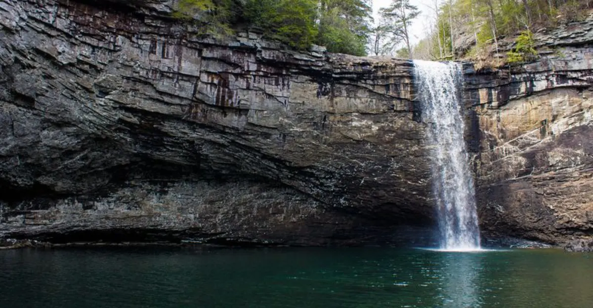 stunning-waterfalls-in-the-southeast-with-easy-hikes-and-big-views
