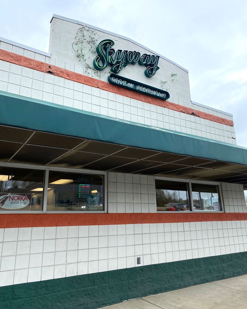 Skyway Drive-In – Green/Akron