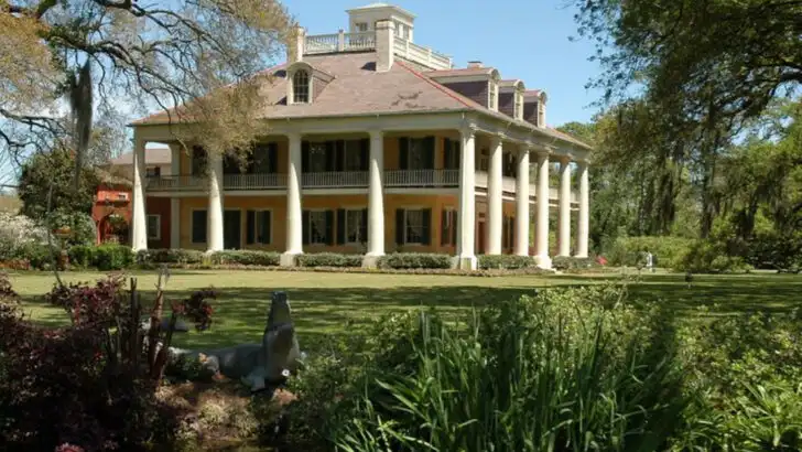 11 beautiful Southern plantations you can tour (and the dark histories they hide)