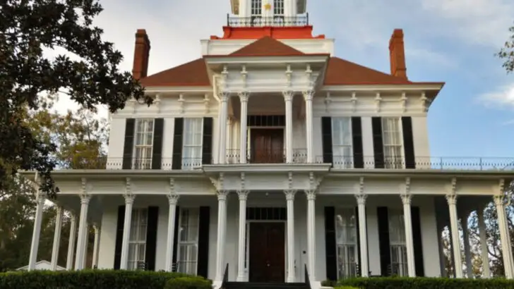 13 Southern plantation towns where antebellum architecture still dominates
