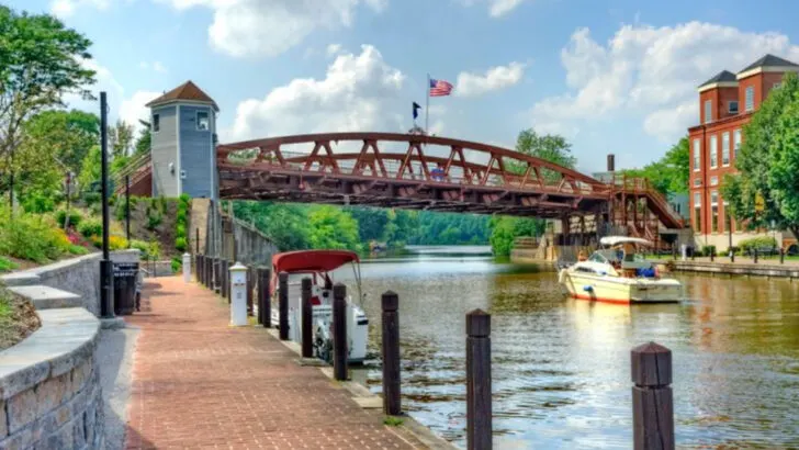 14 Best Canal Towns in the U.S. That Feel Like Stepping Back in Time
