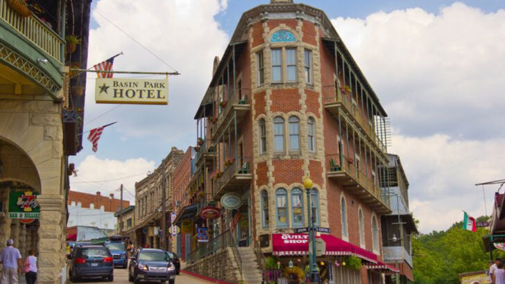 15 Forest Towns in America Ideal for a Quiet Escape into Nature