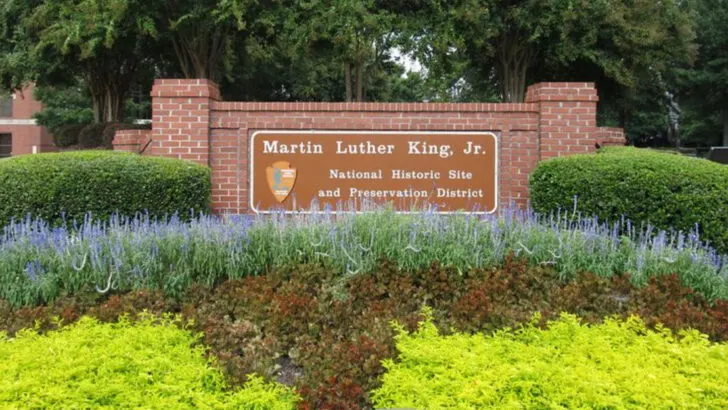 13 graves in the U.S. that tourists visit for more than just history