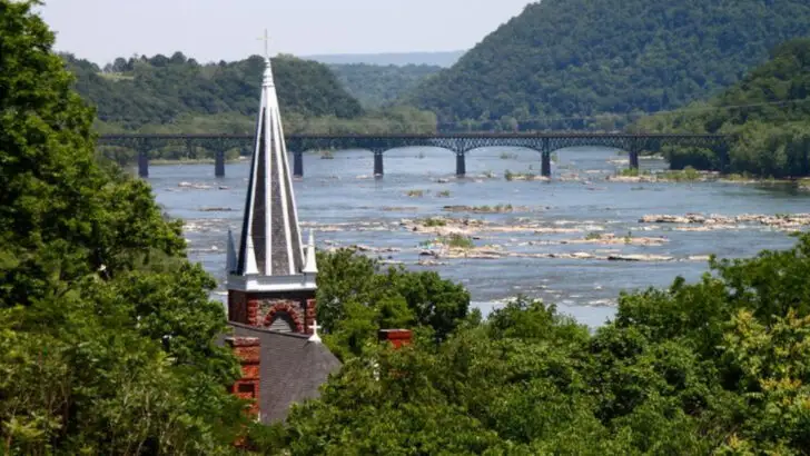 16 Riverside Towns in the U.S. Tourists Rarely Visit (But Should)